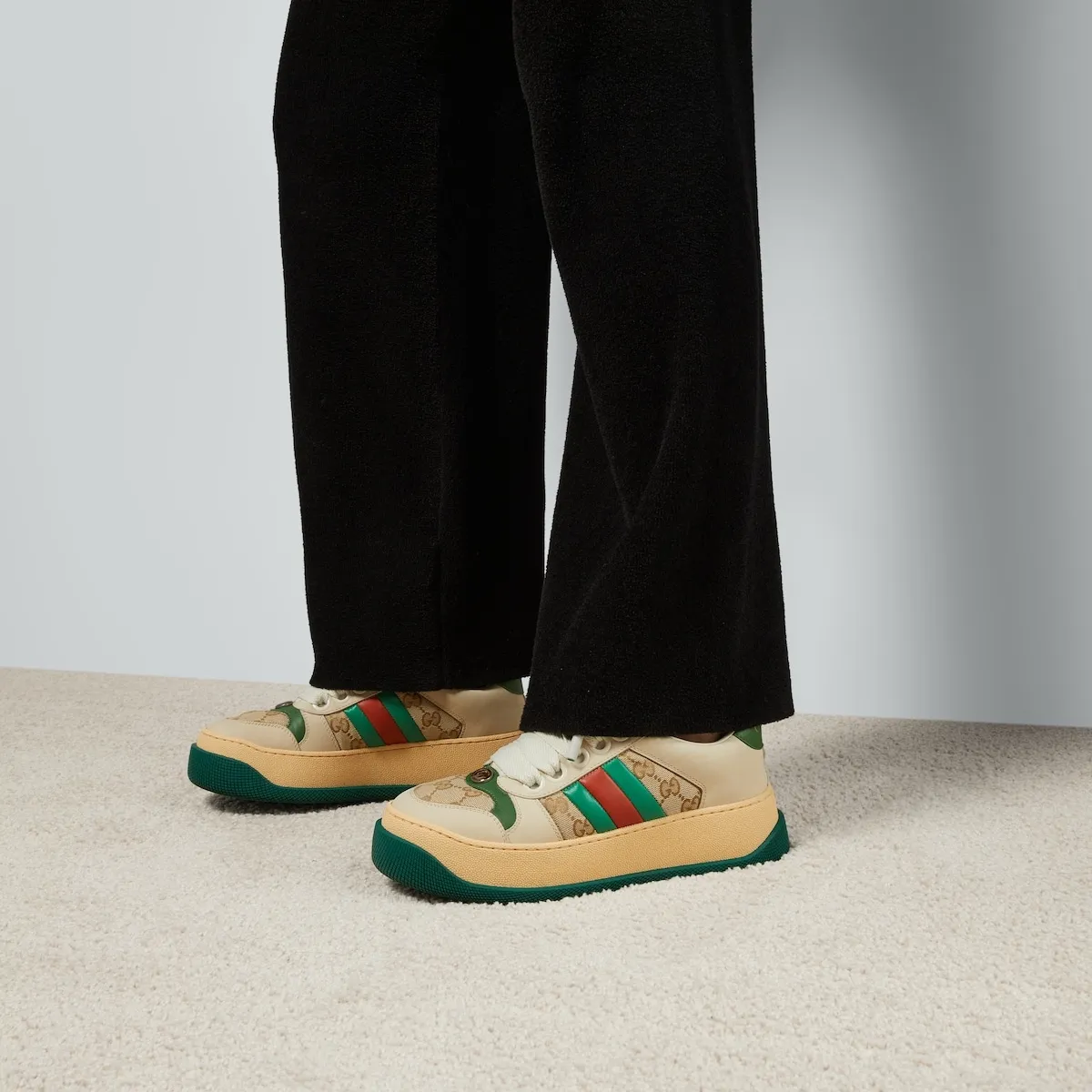 P660 Original item Private mold opening Gucci New Screener series Couple model Chubby Bread shoes Small dirty shoes Fatty Double G Casual sneakers Original purchase Development Original purchase Development Screener series sneakers are inspired by the classic sneakers of the 1970s. They are named after the defensive action in sports. They are decorated with striped webbing on the side and embellished with retro Gucci logos. These sneakers are made of GG canvas. Purple leather details add depth to the piece with sharp contrast, and the details are fuller. Exquisitely packaged at the delivery counter. Fabric: Original imported cowhide + double G fabric. Lining: Original customized sheep lining. Sole: Original molded TPU outsole. Sole thickness: 6CM. Size: Women's 35-40 / Men's 39-44.